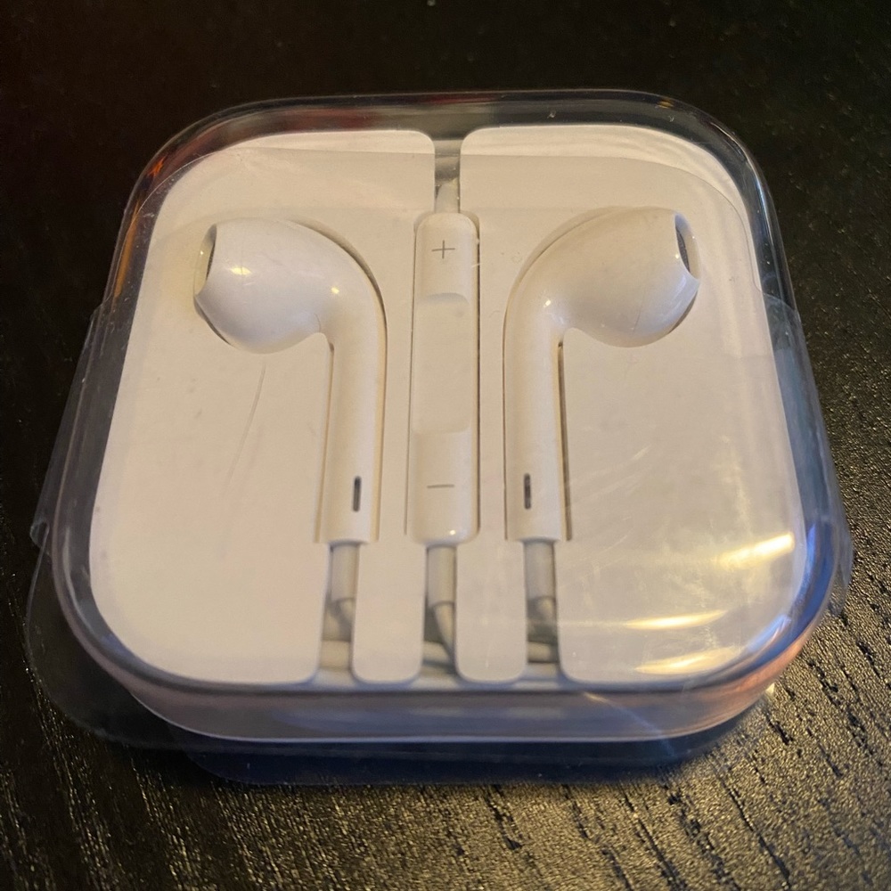 Apple EarPods, NEW with case. (Wired)